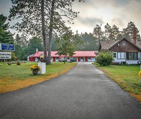 Northern Pine Inn Hayward Ngoại thất bức ảnh