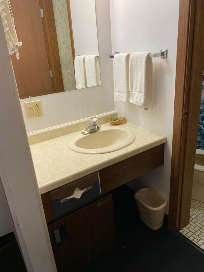 Northern Pine Inn Hayward Ngoại thất bức ảnh