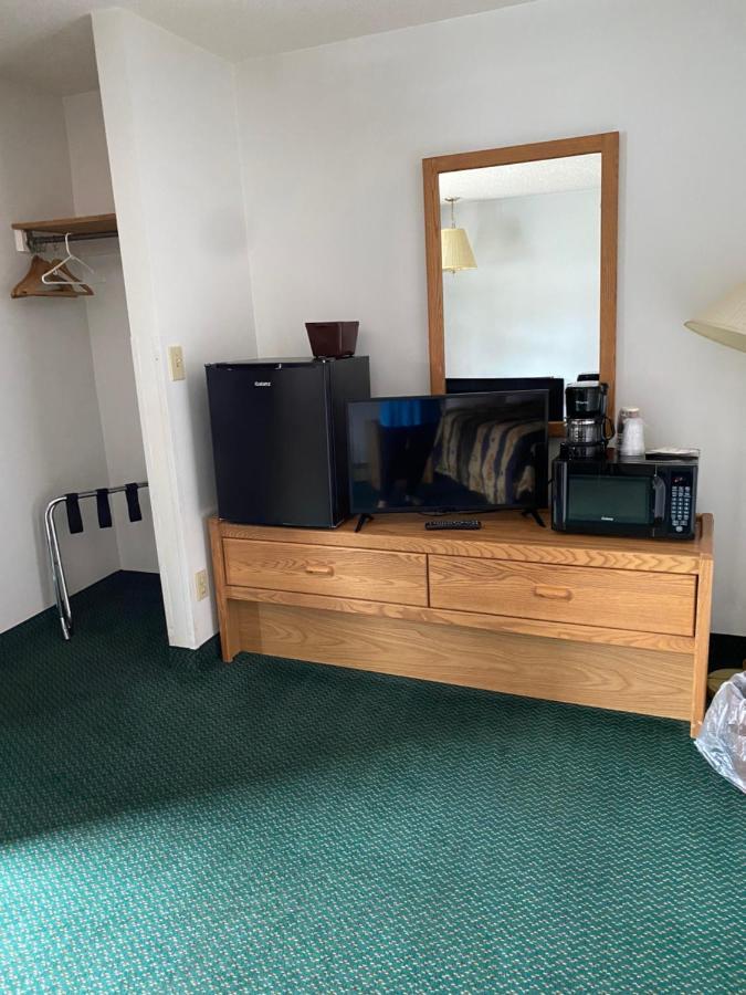 Northern Pine Inn Hayward Ngoại thất bức ảnh