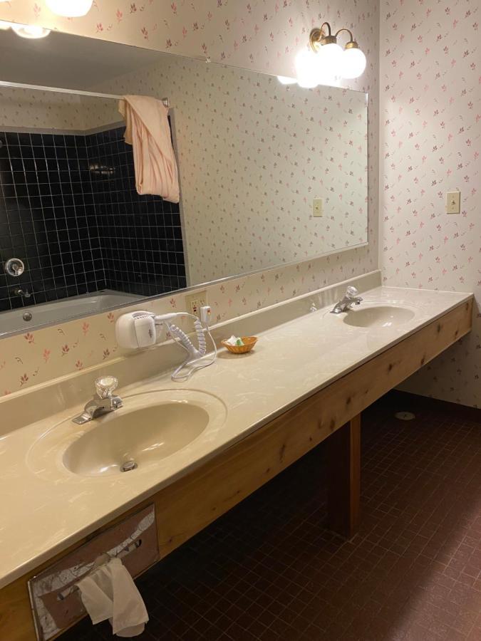 Northern Pine Inn Hayward Ngoại thất bức ảnh