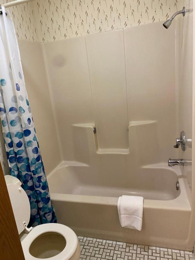 Northern Pine Inn Hayward Ngoại thất bức ảnh
