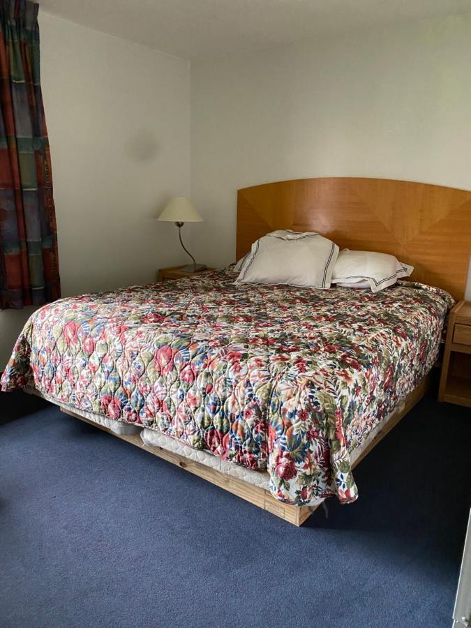 Northern Pine Inn Hayward Ngoại thất bức ảnh
