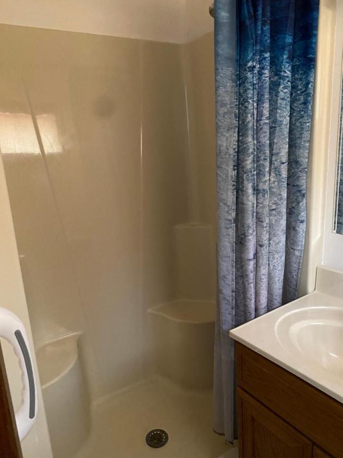 Northern Pine Inn Hayward Ngoại thất bức ảnh