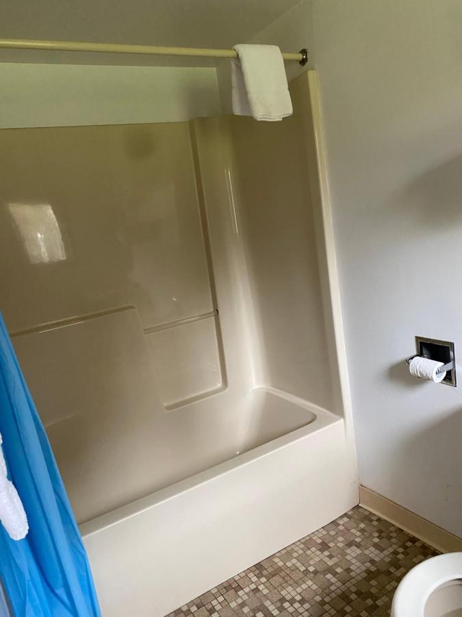 Northern Pine Inn Hayward Ngoại thất bức ảnh