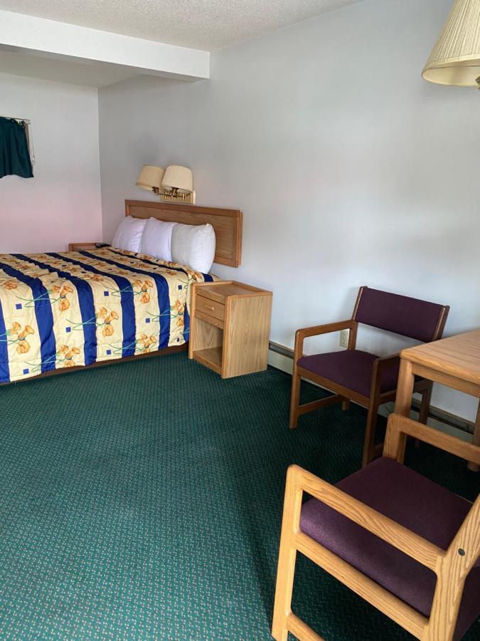 Northern Pine Inn Hayward Ngoại thất bức ảnh