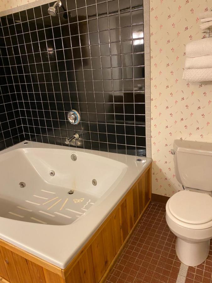 Northern Pine Inn Hayward Ngoại thất bức ảnh