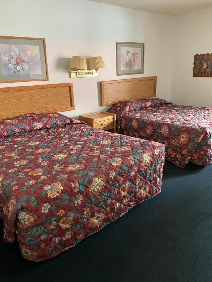 Northern Pine Inn Hayward Ngoại thất bức ảnh