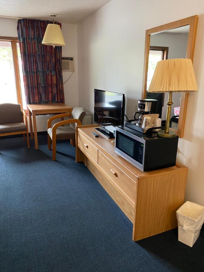 Northern Pine Inn Hayward Ngoại thất bức ảnh