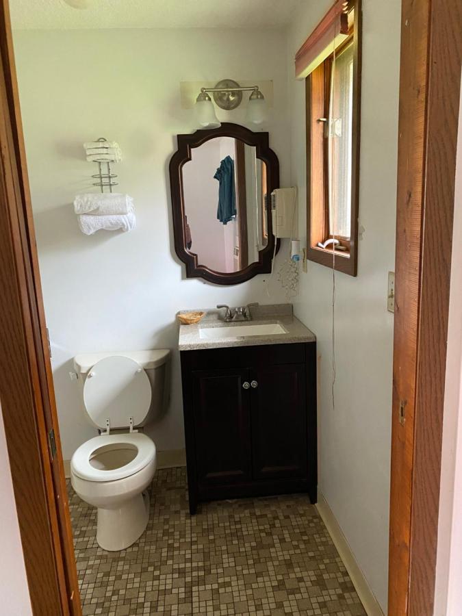 Northern Pine Inn Hayward Ngoại thất bức ảnh