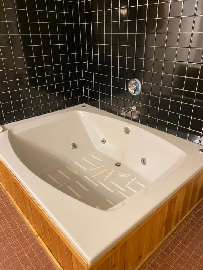 Northern Pine Inn Hayward Ngoại thất bức ảnh