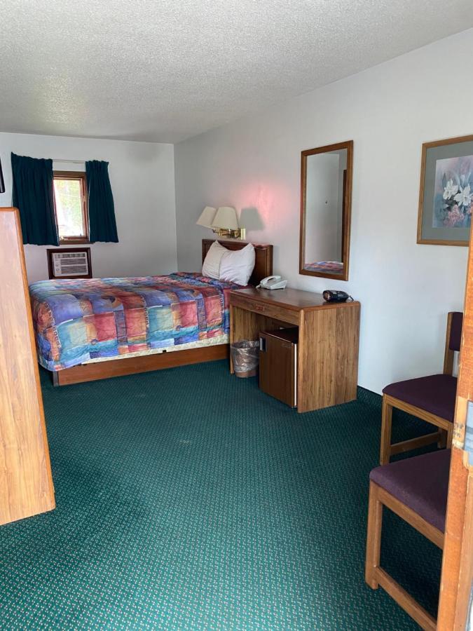 Northern Pine Inn Hayward Ngoại thất bức ảnh