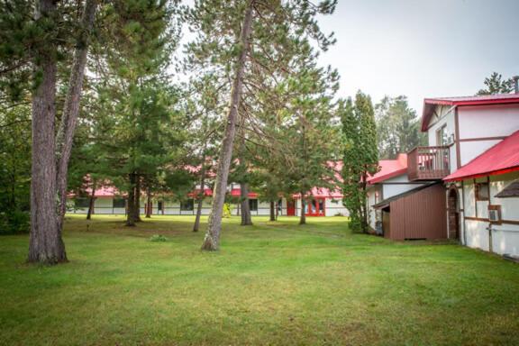 Northern Pine Inn Hayward Ngoại thất bức ảnh