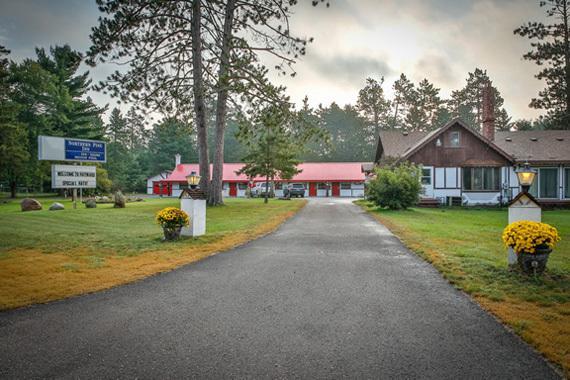 Northern Pine Inn Hayward Ngoại thất bức ảnh