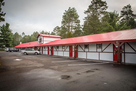 Northern Pine Inn Hayward Ngoại thất bức ảnh